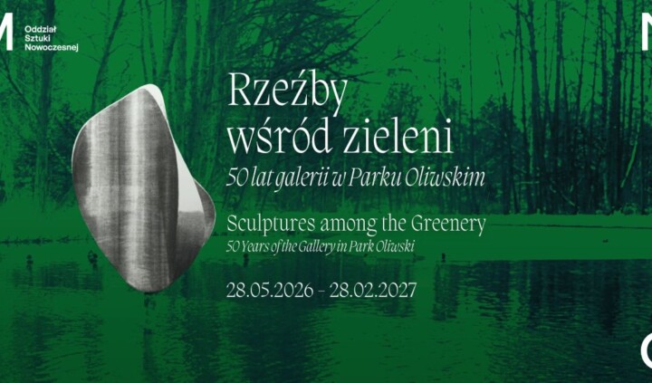 Rzeźby wśród zieleni