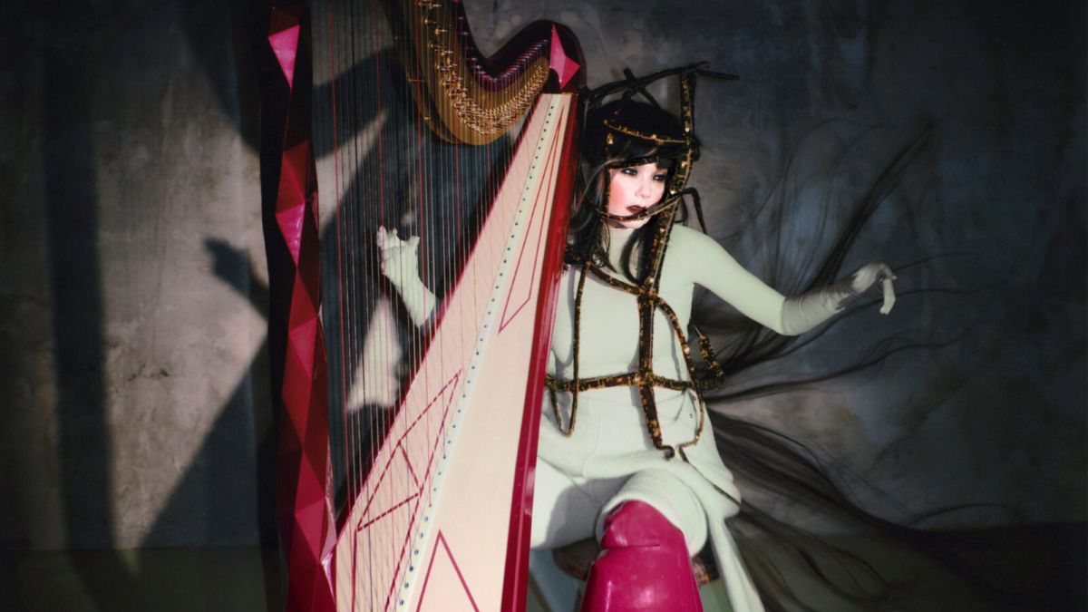 Echolalia. Przodkini, Zasmucona ziemia i Rozkwit wrażliwości (remix). Björk, Natalia Kleszczewska.